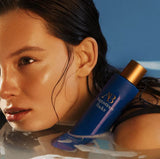 augustinus bader The Rich Shampoo model in water hair